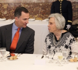 Don Felipe conversa con Elena Poniatowska, galardonada con el Premio Cervantes 2013